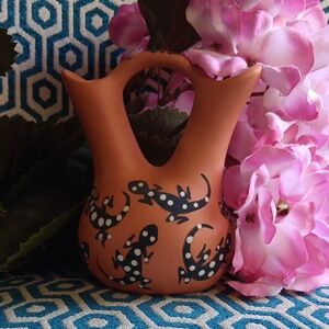 Handcrafted Terracotta Vase with Black and White Gecko Design